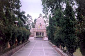 modi-mandir.jpg (14647 bytes)